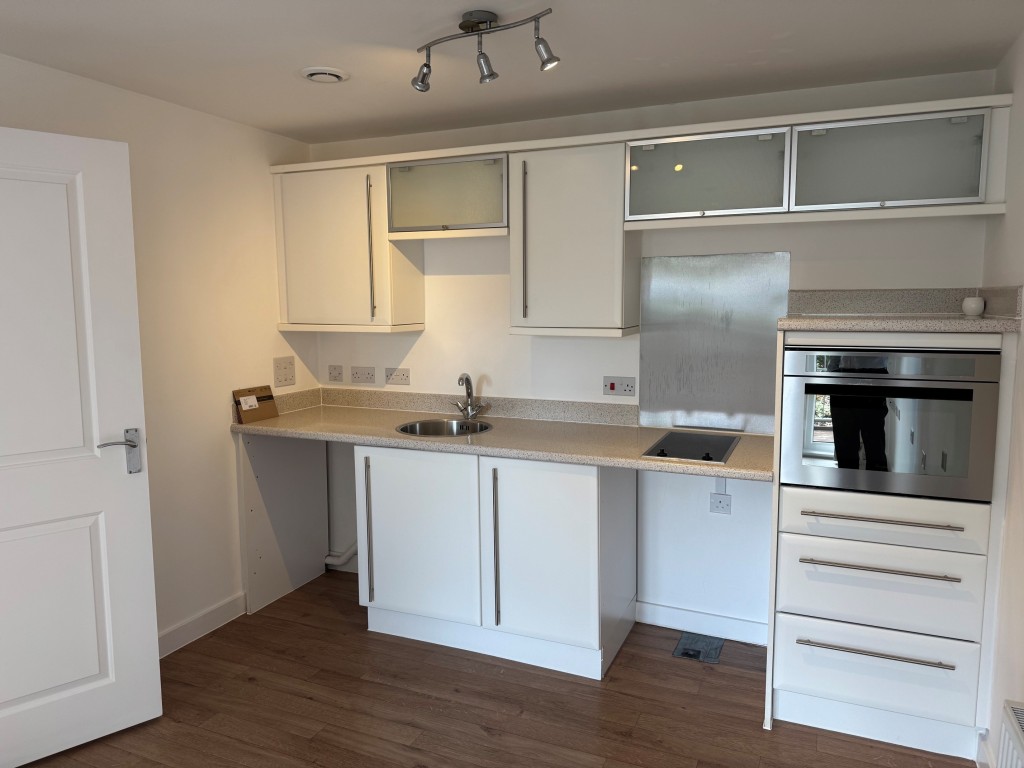 Lot: 157 - GROUND FLOOR FLAT FOR INVESTMENT WITH ALLOCATED PARKING - Kitchen